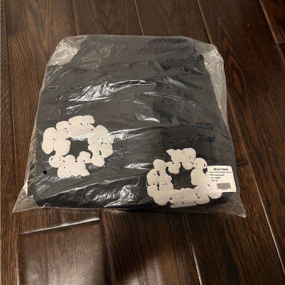 Unopened new denim tear shorts medium
